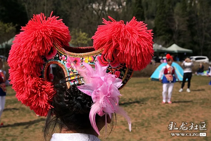 团结镇彝族妇女特有帽子,因它帽子鲜红的像大公鸡的羽毛,俗称"公鸡帽"