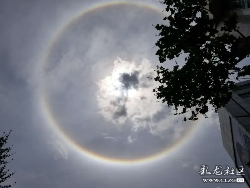 2018年4月9日,在昆明南平街上空,出现了一个巨大的彩虹光圈