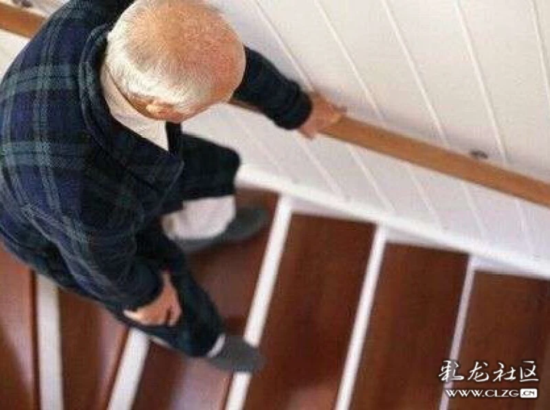 关节不好的老人,爬楼梯锻炼要谨慎