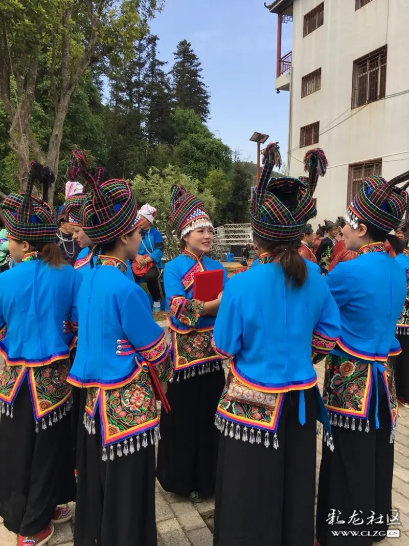 广南地区的壮族服饰区别于文山地区的其他壮族,尤其是所佩戴的头巾更