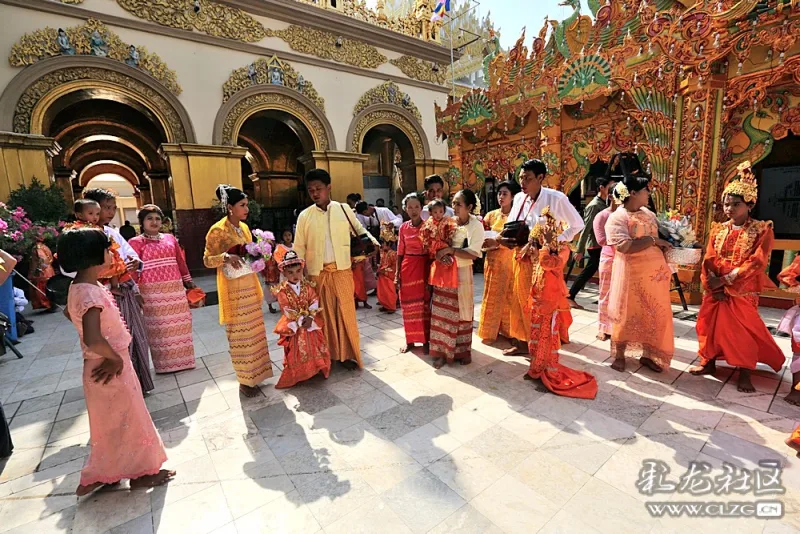 缅甸的传统服饰与我国云南的傣族颇为相似,不论男女都下身穿筒裙,称
