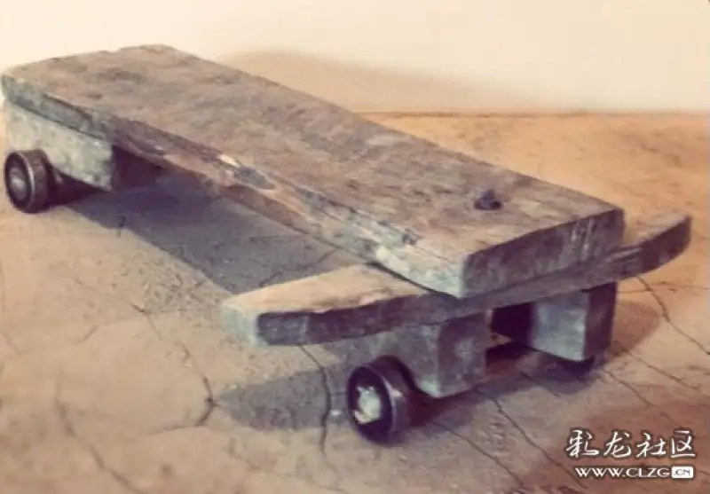 滑板车是自己用木头钜了拼出来的