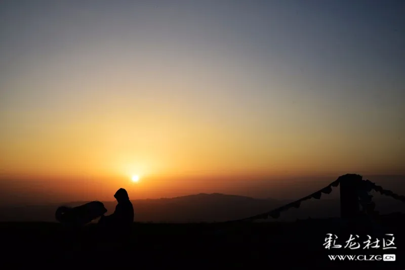夕阳,狗狗与我拍摄地背影.