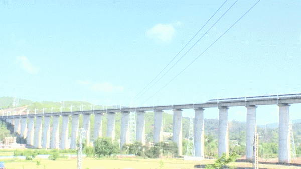 昆楚大城际动车马上开通,沿途的美景美食帮你打探好啦!