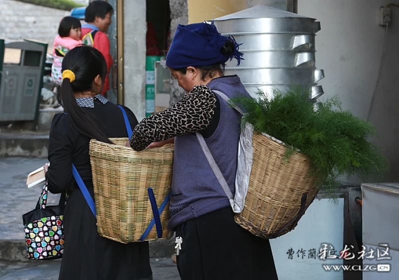 在云南,男女老少都背背篓,背篓不只是老奶奶背上的工具