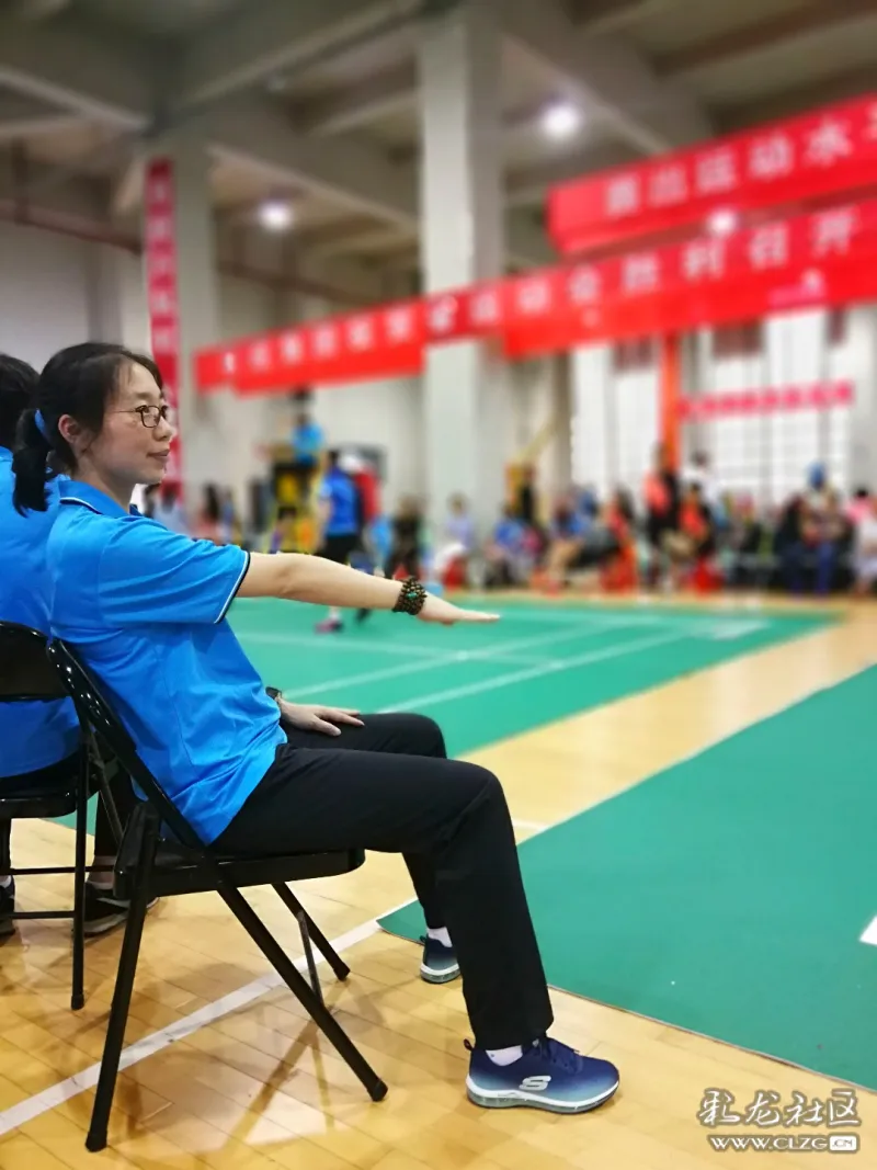 会(职工组)羽毛球比赛2018年7月5日上午第一场比赛现在开始,请裁判员