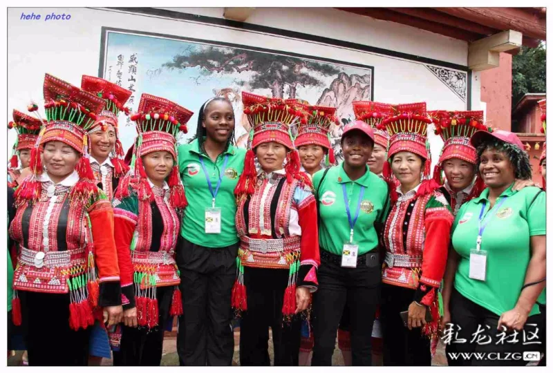 在云南民族村火把节偶遇牙买加国家女子排球队