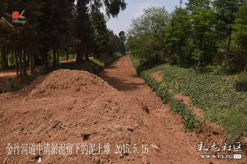 河道中整治的泥土堆成小山,还没有运走.