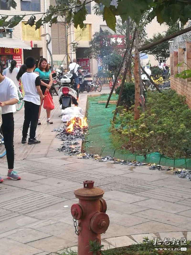 中元节大街上烧纸钱该自行清理干净吗?为了城市清洁政府该管吗?