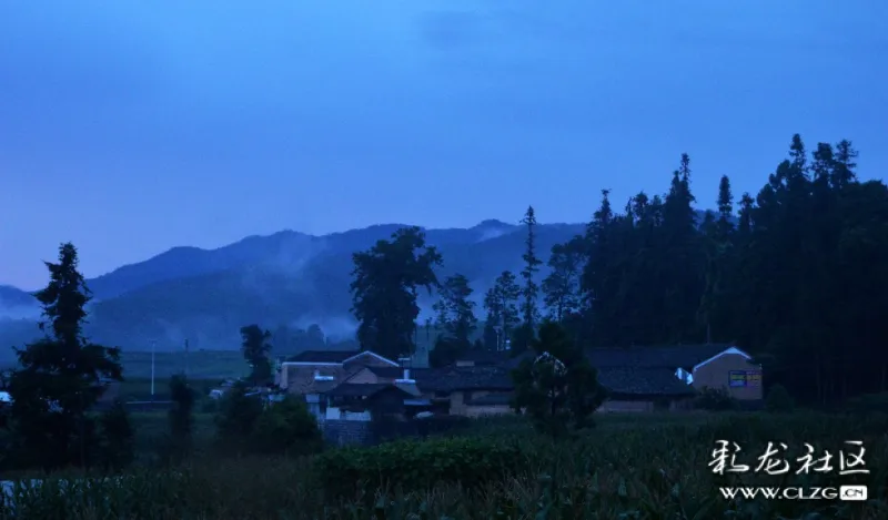 日暮下,云南腾冲的小乡村.