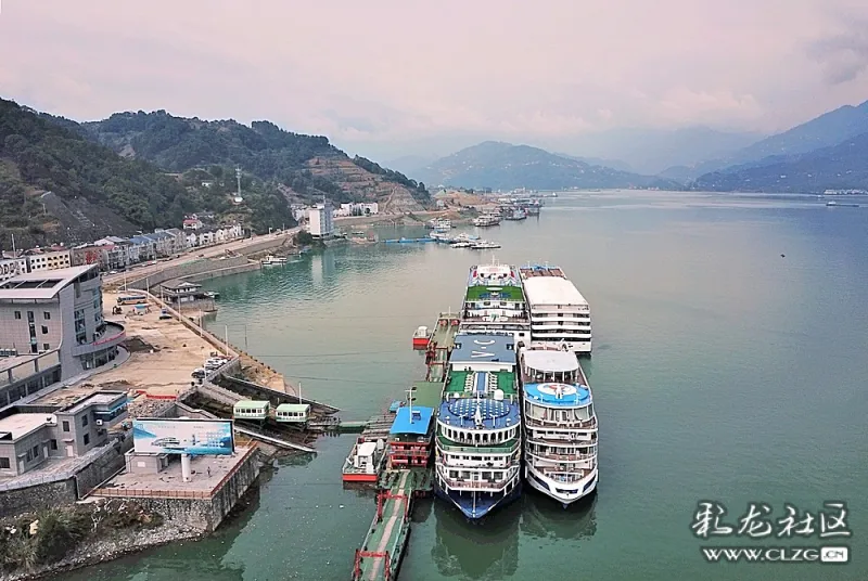 航拍三峡大坝库区,秭归港码头.