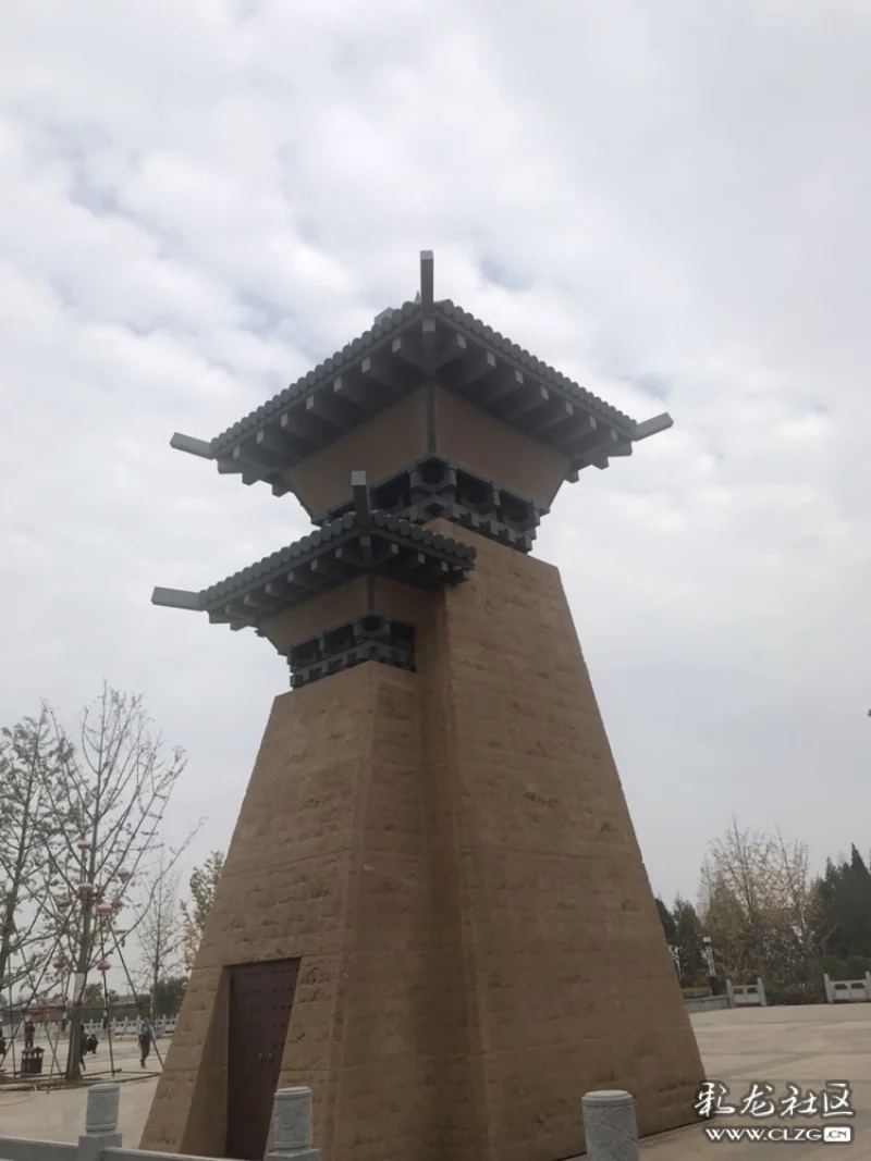 今天有幸来到襄阳古隆中景区,这里是诸葛亮当年隐居的地方,也是刘备