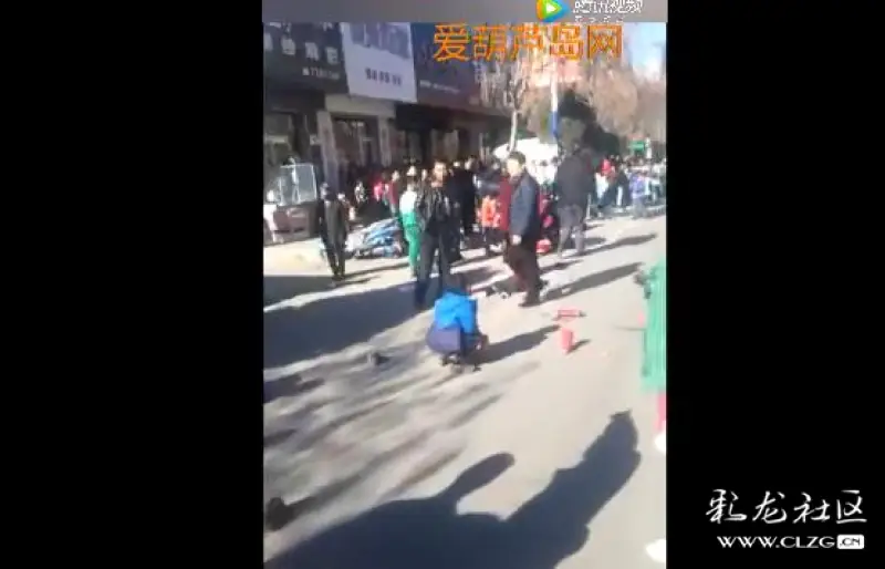 爆料:今天中午12点左右,在辽宁葫芦岛建昌二小门前发生重大车祸,一