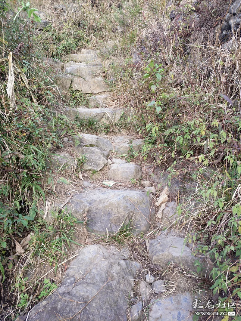 当年村里人去乡镇府被东西必走的陡峭山路