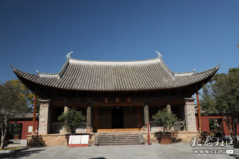 太阳宫内的展品屏风等觉寺(又名报国寺)前面为双塔,后为太阳宫,东院为