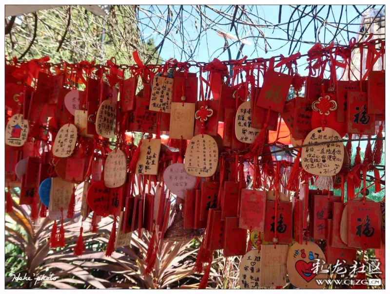 国内很多风景区大都设有许愿亭,如比较有名的湖南凤凰古城的许愿亭就