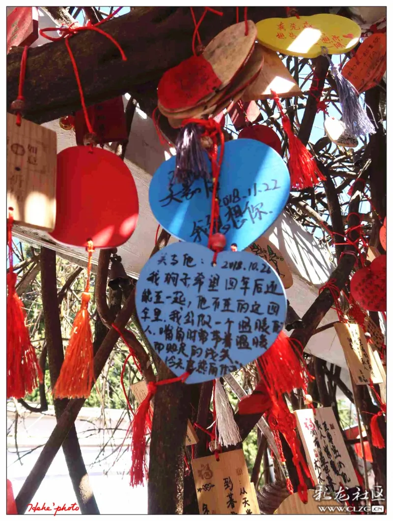 国内很多风景区大都设有许愿亭,如比较有名的湖南凤凰古城的许愿亭就