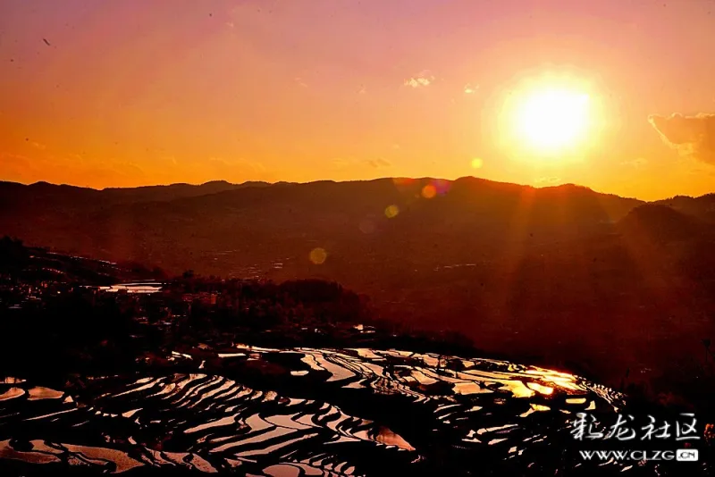 老鹰嘴梯田拍夕阳日落,气势磅礴,高落差产生出视觉上的冲击感,倒是