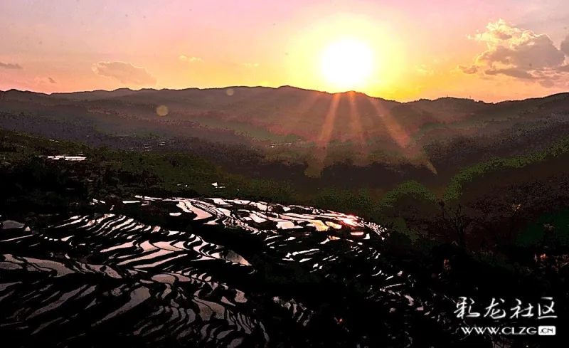 在悬崖上俯视老鹰嘴红色梯田的夕阳落日