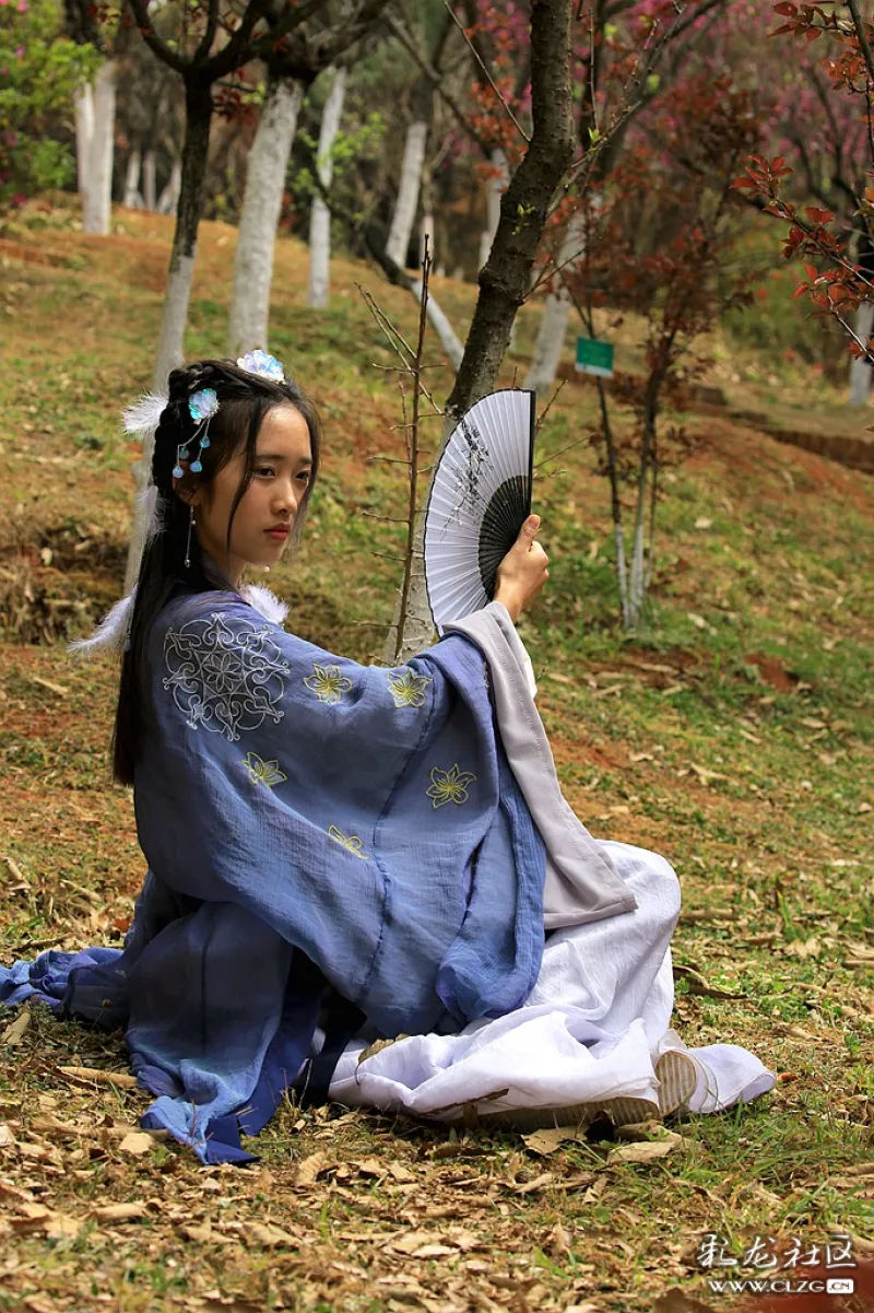 黑龙潭公园花朝节穿汉服的小姑娘昆曲漫画图片人物图片