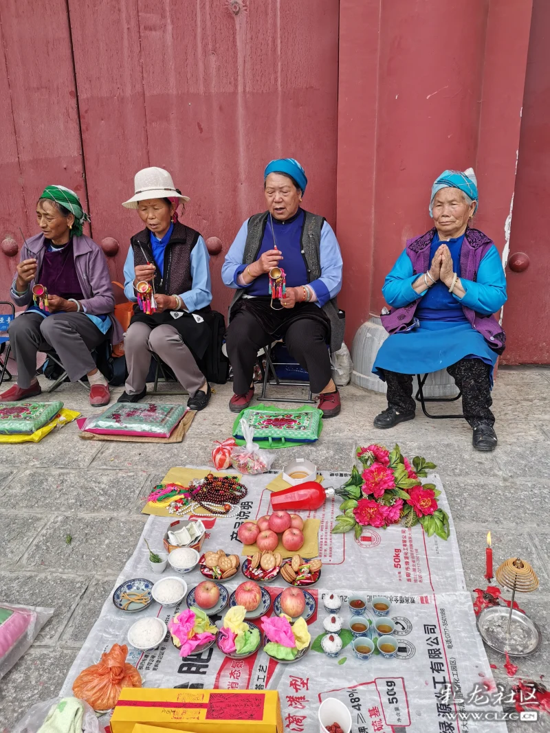 水果,酒,茶等的盘子,带上祭祀用品往东岳庙去,在东岳庙的树下烧纸钱