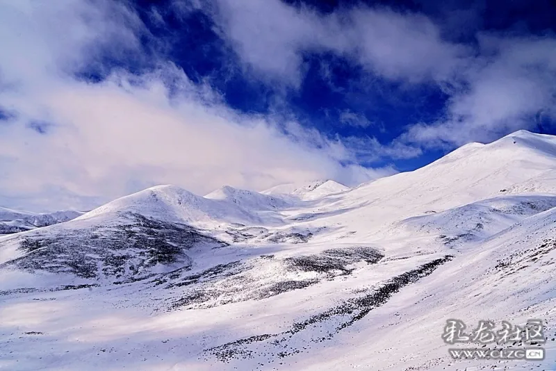 站在山口之上,兰天白云,圣洁的雪山一览无余.