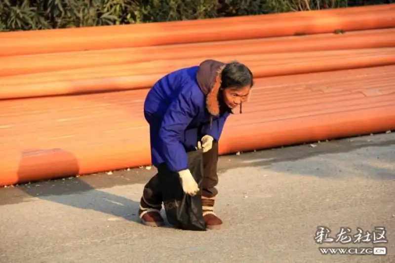 在路上哪些东西不要捡?老人好奇捡钢笔,4根手指被炸断
