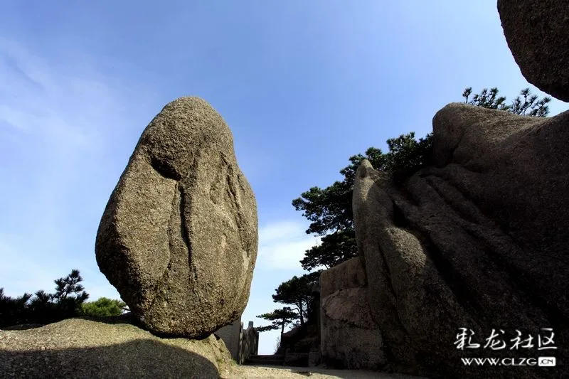 莲花峰相比天都峰的险峻而平缓了很多,但是却极秀美,现在有栈桥,登山