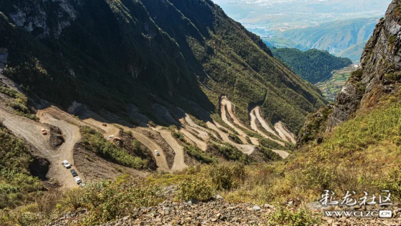 箐口村往牯牛山半山腰紫霞宫风景区的盘山路,弯弯曲曲坡陡弯急,72道弯