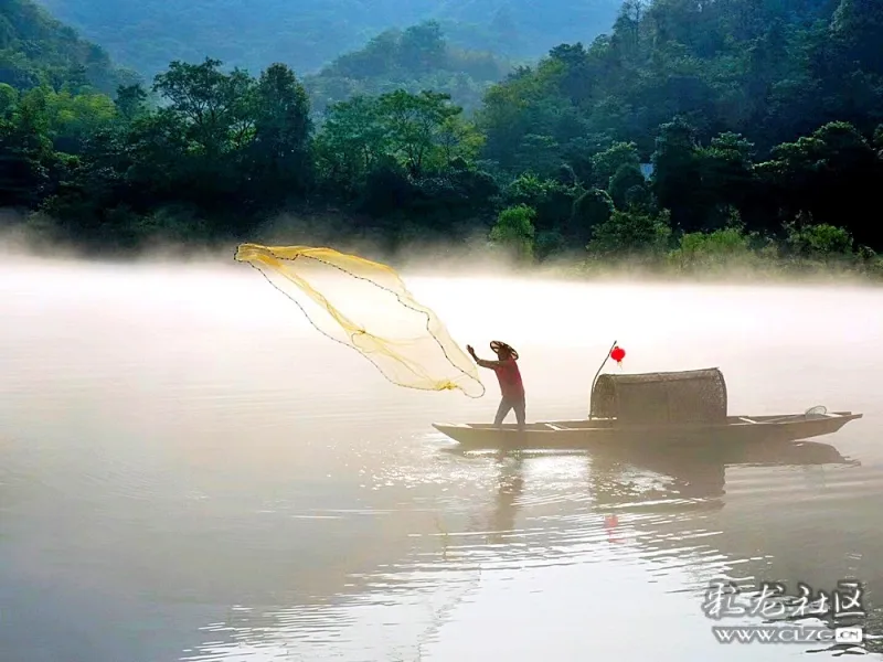 潇湘行:雾漫小东江,晨雾中渔夫撒网,摄影人向往的圣地