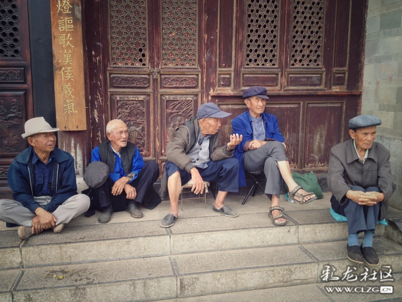 官渡古镇,坐在古戏台下聊天的老人.