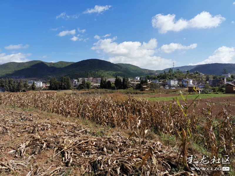 初冬的晋宁双河田坝彝家古村