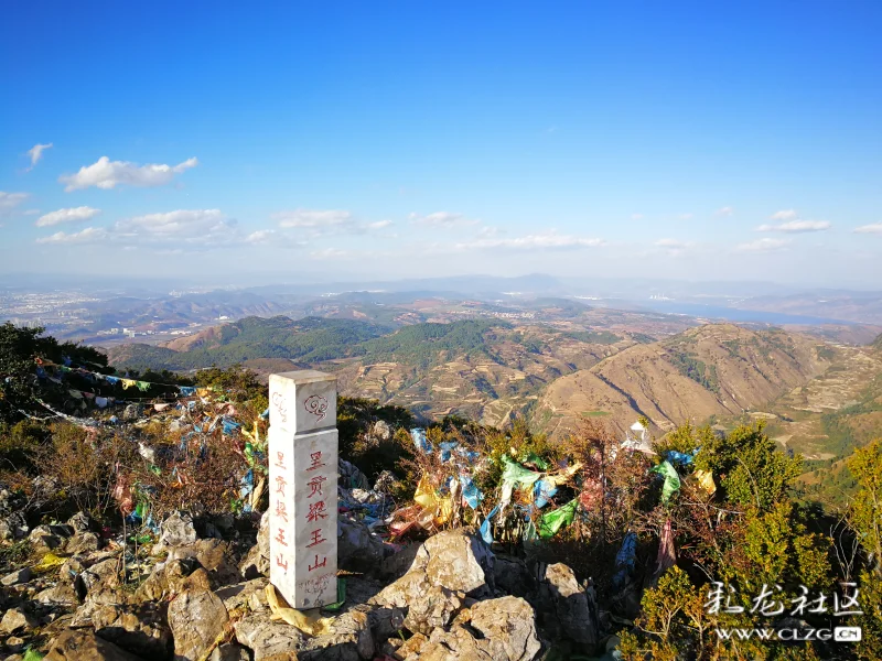 登滇中第一峰梁王山观三海看日落会当凌绝顶一览众山小海拔2820米