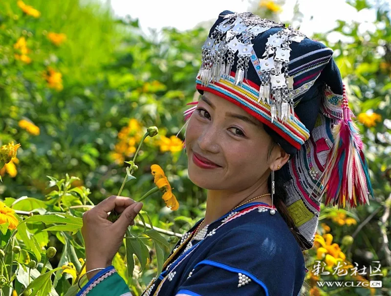 妇女,这些未经雕饰的画面会把你从现代文明瞬间拉入阿卡人文化的氛围