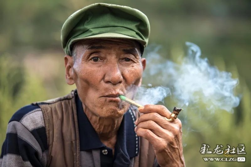 现在彝族老年人依然在抽烟,据彝族老人说:抽纸烟伤肺,抽旱烟却能养肺