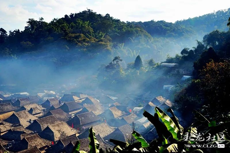 景迈山炊烟袅袅的千年糯岗傣族古寨