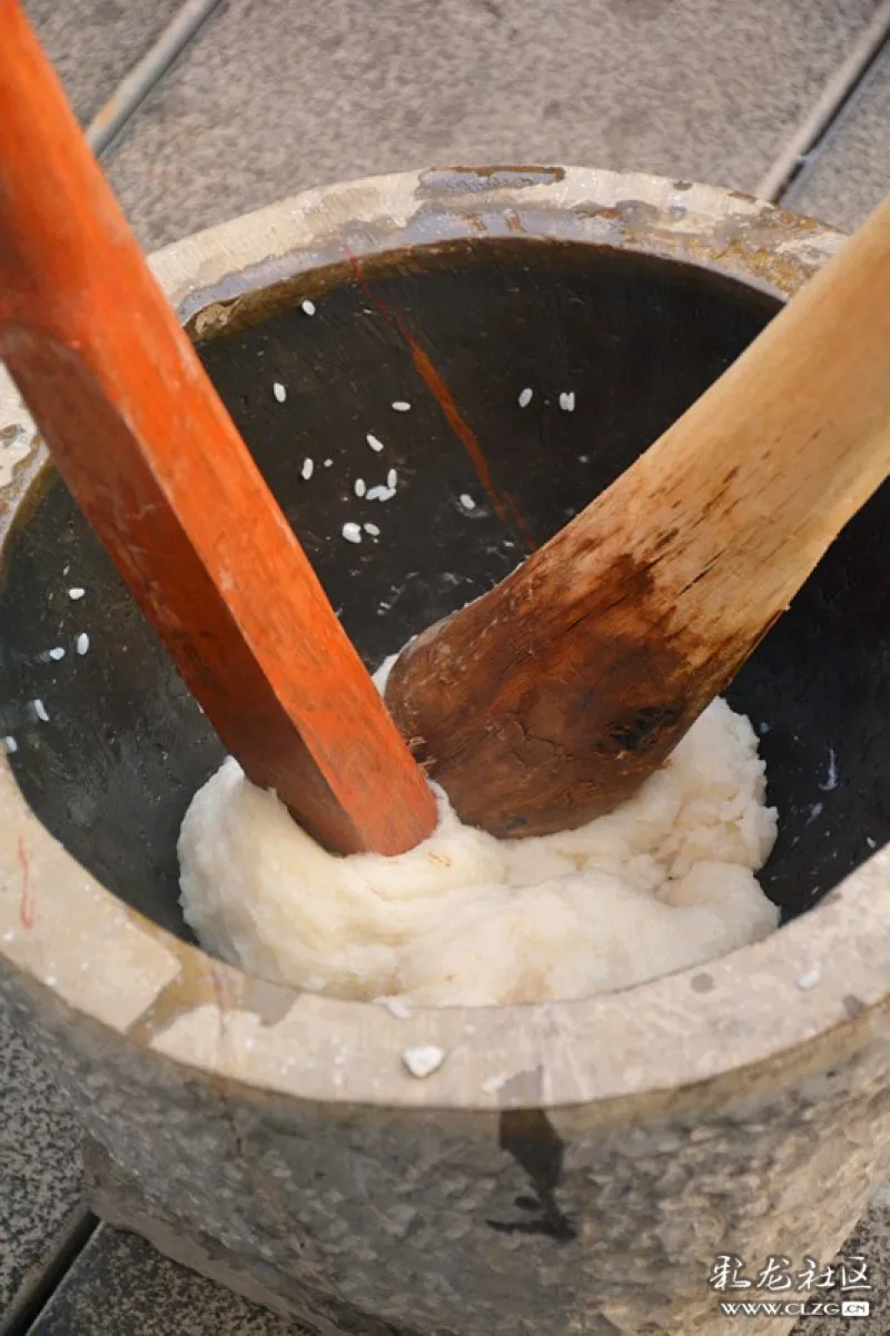 手打糍粑迎新年