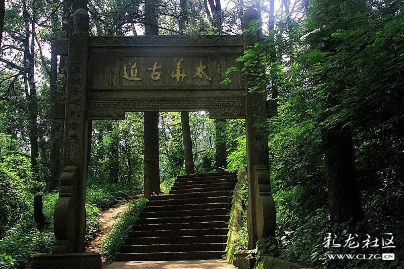 太华古道是连接华亭寺和太华寺之间的通道,形成于元代,沿途绿荫蔽日