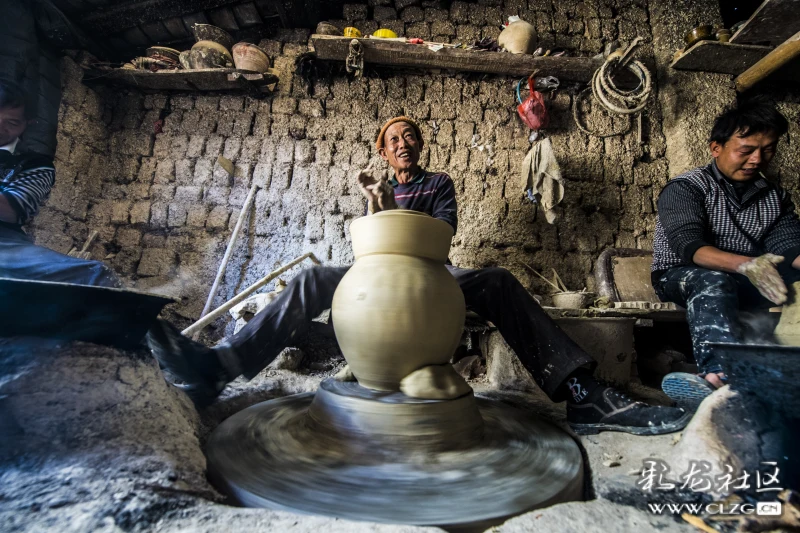 临沧的土陶也在博尚镇的碗窑村静静地轮回着,子承父业,代