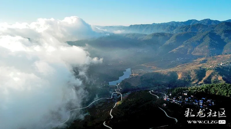 山谷溪流潺潺,山腰白云缭绕,环抱山林.