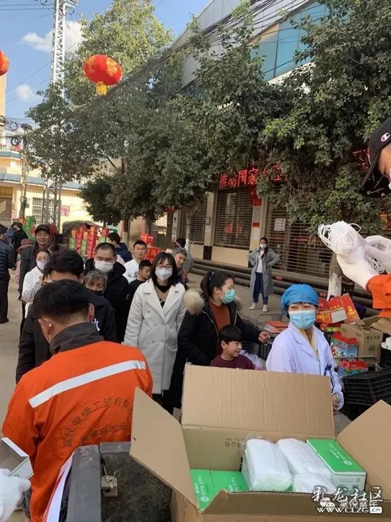 免费发口罩来自富民款庄镇街头的暖心一幕