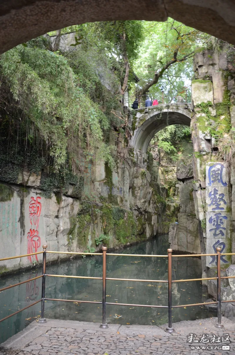 从千人石上朝北看,"别有洞天"圆洞门旁刻有"虎丘剑池"4个大字,浑厚