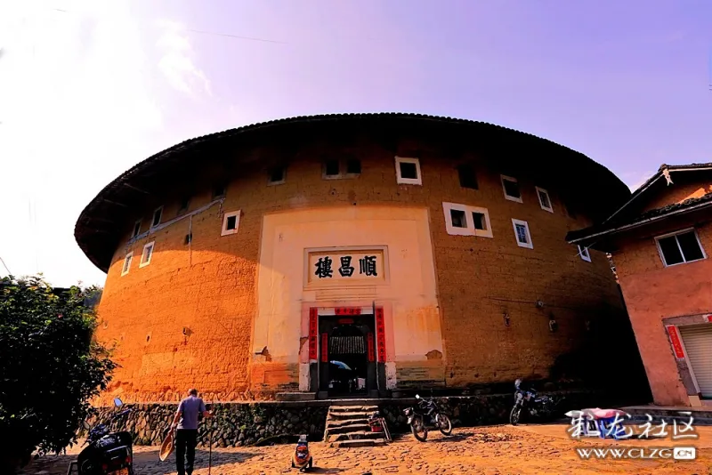 两座圆楼裕德楼和顺昌楼坐落于溪流两侧,结合溪流形似太极,因此塔下又