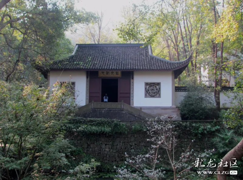 粉墙黛瓦墙面上写有"天下第三泉 虎跑寺本名定慧寺,唐元和十四年性