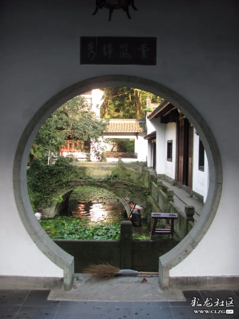 虎跑寺本名定慧寺,唐元和十四年性空师所建.宪宗赐号曰广福院.