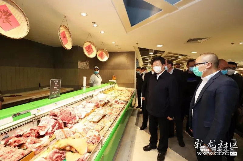 程连元等领导在南屏步行街柏联百盛购物中心调研超市商品供应情况.