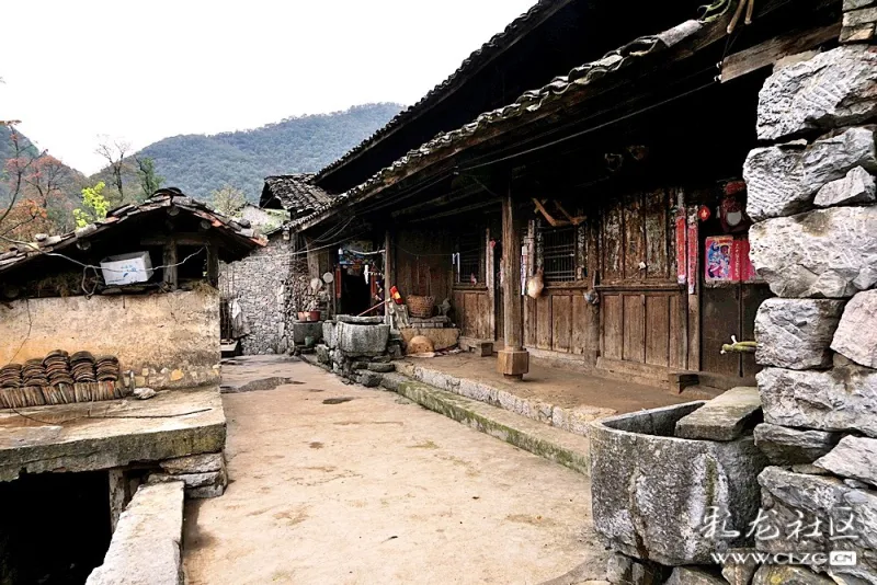 普者黑风景区旁边有一个藏在大山深处的石头村