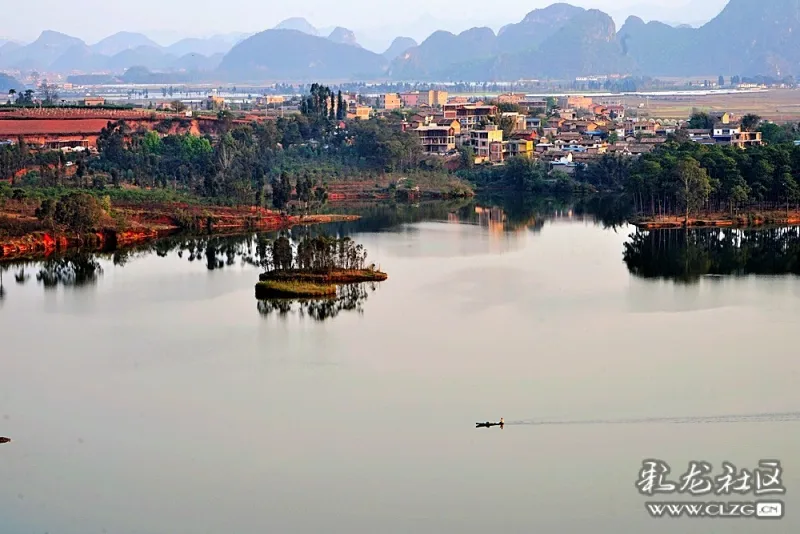 普者黑落水洞湖.夕阳西下.晚霞染红了一弯湖水!