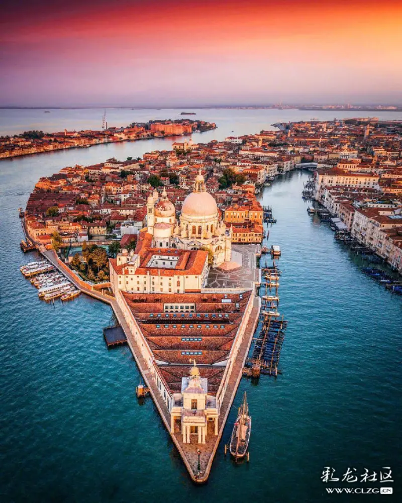 弥漫着中世纪浪漫的水城意大利威尼斯.