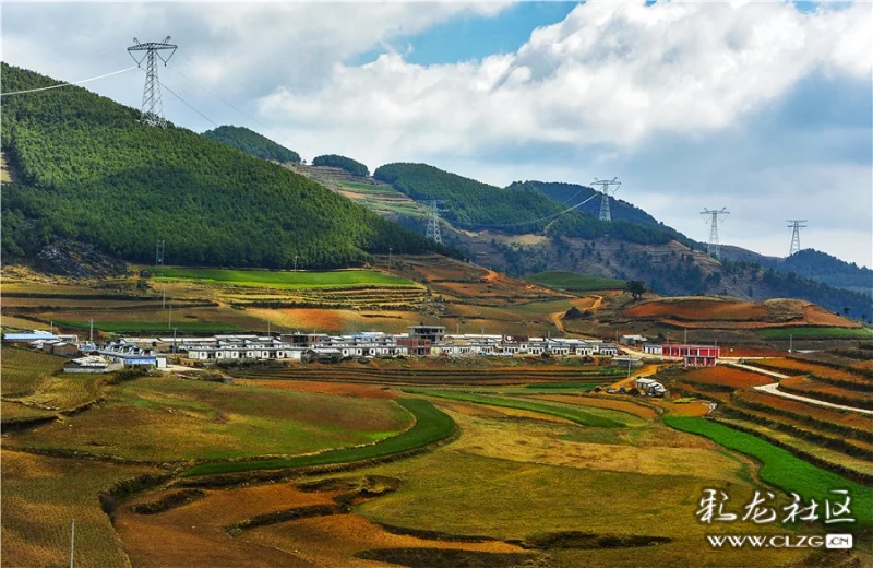 散落在寻甸县联合乡红土地上的新房